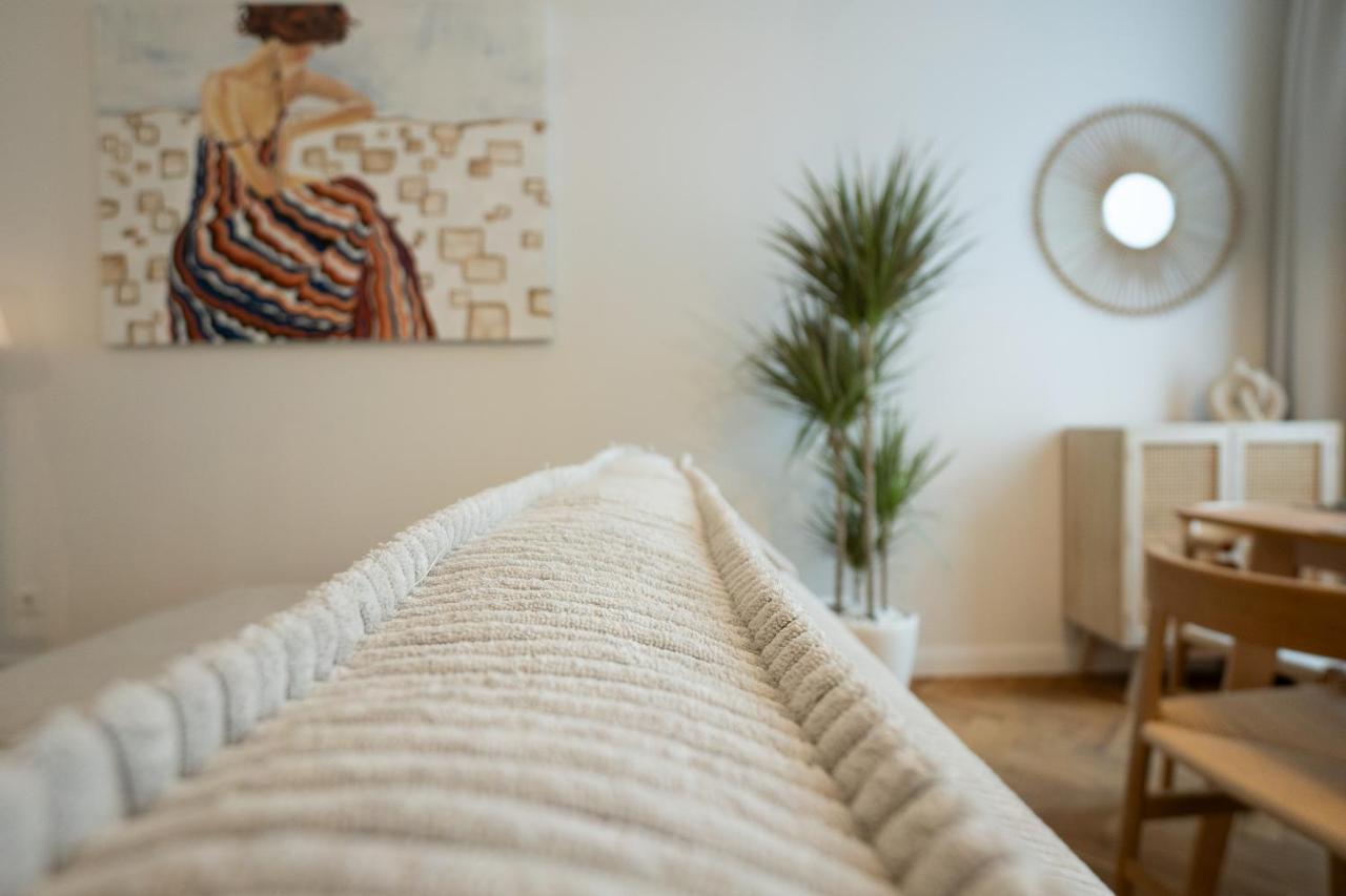 Chic 94M2 Apartment With A King-Size Bed Вена Экстерьер фото