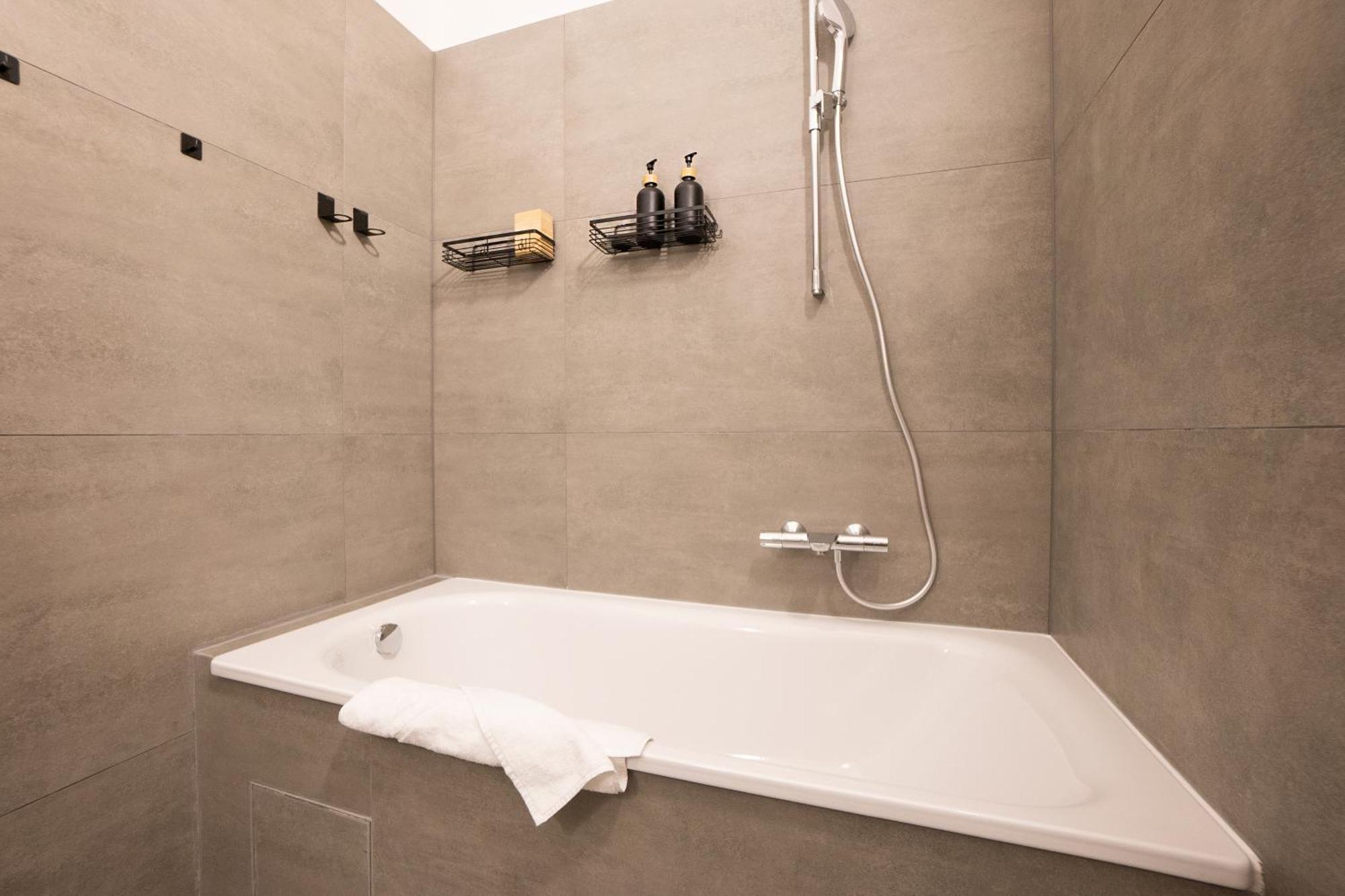 Chic 94M2 Apartment With A King-Size Bed Вена Экстерьер фото